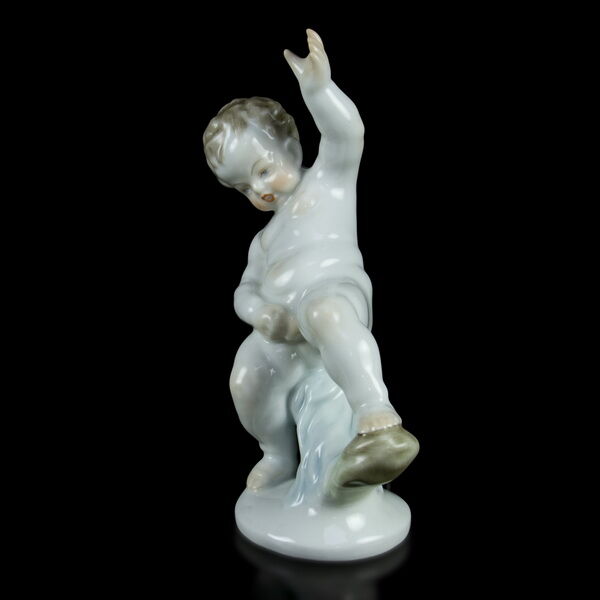 Herendi pisilő kisfiú